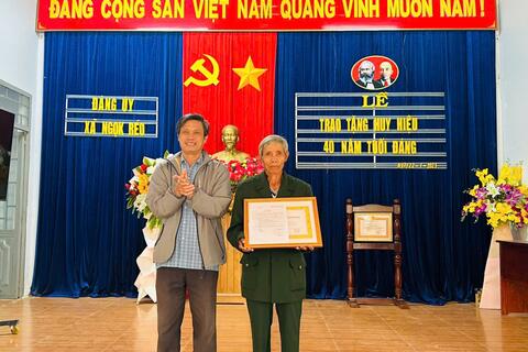 TRAO TẶNG HUY HIỆU 40 NĂM TUỔI ĐẢNG